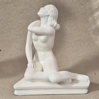 hvidmalet-noegen-keramik-kvinde-siddende-langt-boelget-haar-gammel-skulptur